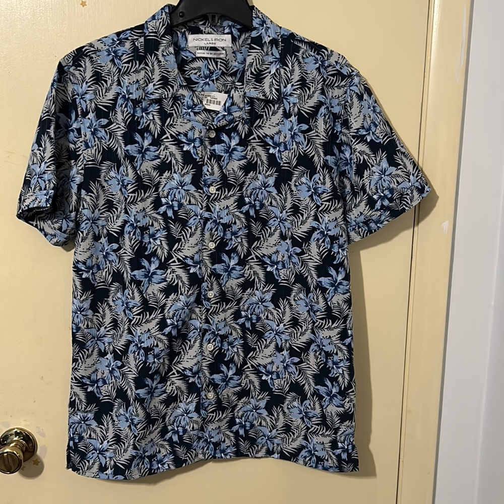 Nickel & Iron Hawaiian Print Men Collared and Button-down Shirt. NWT Size Large.